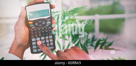 7/8 Hände der Geschäftsmann mit Rechner gegen close-up der Anlage Stockfoto