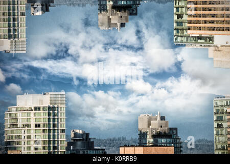 Gebäude in der Stadt gegen den blauen Himmel über Berg Stockfoto