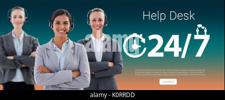 Business Team tragen Headsets und stand mit verschränkten Armen gegen Türkis und orange Hintergrund Stockfoto