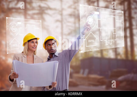 Man Gestik beim Stehen mit weiblichen Architekten gegen Bauarbeiter auf der Baustelle arbeiten Stockfoto