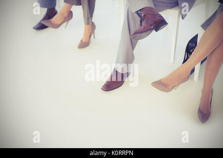 Geringen Teil der Geschäftsleute sitzen und warten im Büro Stockfoto