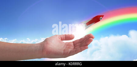 7/8 Hand der Frau, gegen die idyllische Aussicht von cloudscape gegen Sky Stockfoto