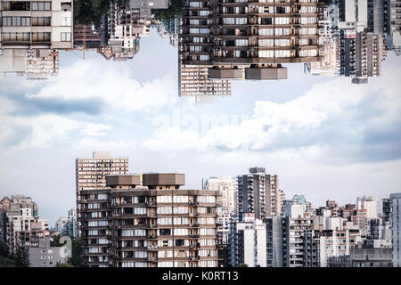 Bäume von Gebäuden in der Stadt gegen den Himmel Stockfoto