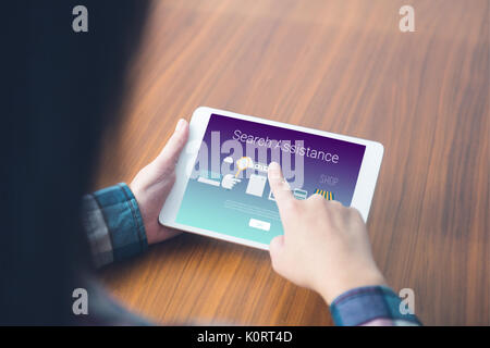 Suche Hilfe Text mit Symbolen gegen Frau mit einem digitalen Tablet Stockfoto