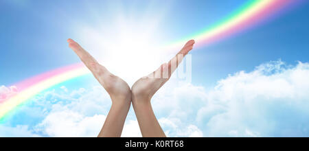 Händen gestikulierend vor weißem Hintergrund gegen die Ansicht der bedeckt gegen den blauen Himmel Stockfoto