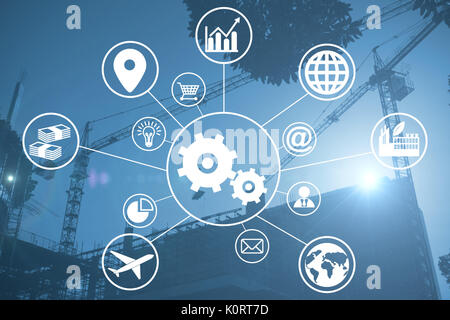 Das zusammengesetzte Bild von Getrieben verschiedener Symbole gegen Kräne auf der Baustelle während des Tages Stockfoto