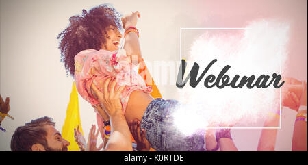 Webinar Text vor weißem Hintergrund gegen happy Hippie frau Crowd-surfing Stockfoto
