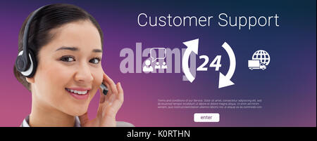 Nahaufnahme von einem lächelnden Fahrer mit einem Headset gegen Rosa und Lila Hintergrund posiert Stockfoto