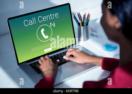 Symbol mit Call center Text gegen den Overhead von weiblicher Hand tippen auf Laptop Stockfoto