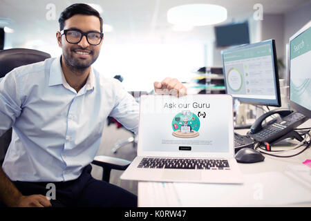 Sprechblasen mit Live chat Text gegen Portrait von Geschäftsmann mit Laptop im Büro Stockfoto