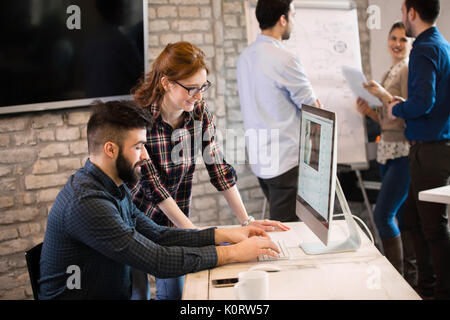 Gruppe junger Designer arbeiten als Team Stockfoto