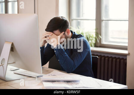 Portrait von hübscher junger Designer Probleme Stockfoto