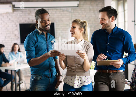 Bild der Gruppe junger Perspektive Designer diskutieren Stockfoto