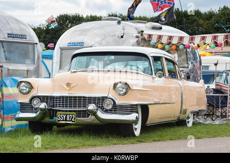 1954 American Cadillac und Airstream Wohnwagen auf einen Vintage Retro Festival. Großbritannien Stockfoto