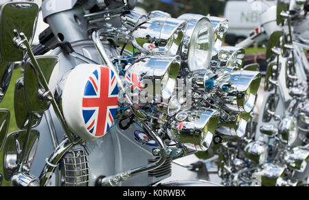 Mods vespa Custom scooter bedeckt mit Spiegeln, Leuchten, Logos und UKNewbury. Berkshire, England Stockfoto