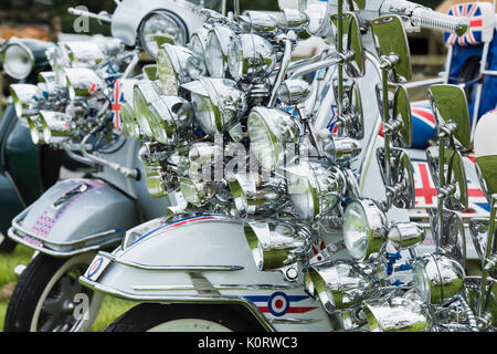 Mods vespa Custom scooter bedeckt mit Spiegeln, Leuchten, Logos und UKNewbury. Berkshire, England Stockfoto