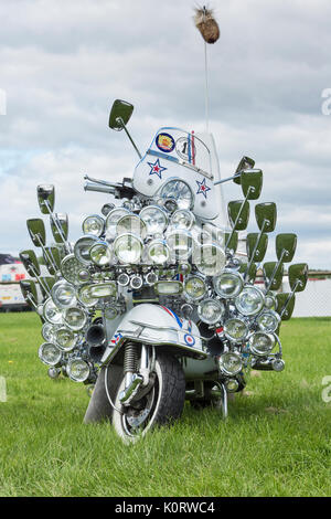 Mods vespa Custom scooter bedeckt mit Spiegeln, Leuchten, Logos und UKNewbury. Berkshire, England Stockfoto