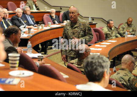 Generalleutnant Charles D. Luckey, der kommandierende General der US Army Reserve Command, spricht mit Armee-reserve Botschafter die Teilnahme an der 88. Regionale Unterstützung Befehl des zweitägigen Botschafter Workshop am Fort McCoy, Wisconsin 19. August. Während seiner Diskussion, Luckey betonte die drei Grundsätze von seinem Kommando Philosophie: Führung, Energie und Ausführung und er drängte die Botschafter, um ihm zu helfen, die Botschaft der fähigsten, Kampf- und lebensgefährliche Federal Reserve tritt in der Geschichte der Nation. Stockfoto