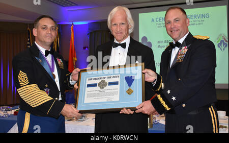 Thema und Geschäftsmann Robert Edsel, Mitte, erhält eine Medaille als Ehrenmitglied der Reihenfolge der 88th Division vom kommandierenden General der 88. Regionale Unterstützung Befehl Generalmajor Patrick Reinert, rechts, und 88th RSC-Befehl Sgt. Maj. Earl Rocca während einer 88Th RSC-Hauptquartier und die Konzernzentrale Bankett in Warrens, Wis am 12.08.19, zu Ehren des 100-jährigen Bestehens der 88th Division. Stockfoto