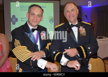 Kommandierender General des 88th World Support Command Generalmajor Patrick Reinert, rechts, und 88th RSC-Befehl Sgt. Maj. Earl Rocca während einer 88Th RSC-Hauptquartier und die Konzernzentrale Bankett in Warrens, Wis am 12.08.19, zu Ehren des 100-jährigen Bestehens der 88th Division. Stockfoto