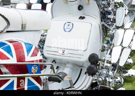 Mods vespa Custom scooter bedeckt mit Spiegeln, Leuchten, Logos und UKNewbury. Berkshire, England Stockfoto