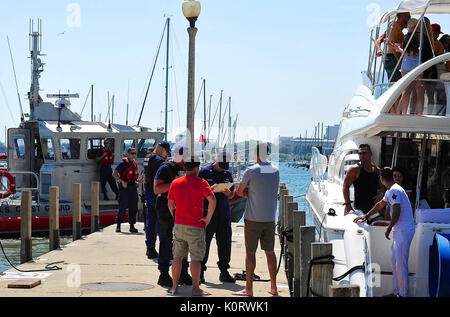 Mitglieder der U.S. Coast Guard ordnungsgemäße Dokumentation überprüfen und Interview ein Boot operator und Matrose während einer Sicherheitsüberprüfung am Monroe Harbor in Chicago, Aug 19., 2017. Die Küstenwache und Illinois Abteilung der natürlichen Ressourcen durchgeführten Operationen zu identifizieren und Schiffseigner und Betreiber stop illegal Charterung oder ihre Boote Vermietung auf dem Michigan See und auf der Chicago und Illinois Flüsse. (U.S. Coast Guard Foto von Master Chief Petty Officer Alan Haraf) Stockfoto