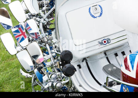 Mods vespa Custom scooter bedeckt mit Spiegeln, Leuchten, Logos und UKNewbury. Berkshire, England Stockfoto