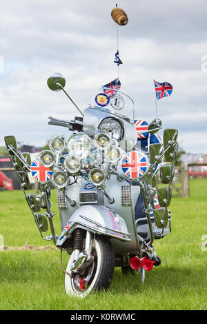 Mods vespa Custom scooter bedeckt mit Spiegeln, Leuchten, Logos und UKNewbury. Berkshire, England Stockfoto