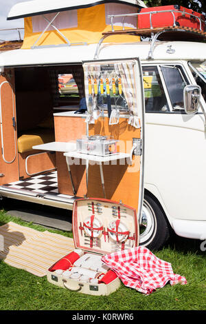 1967 VW split screen Wohnmobil Küche in einem Vintage Retro Festival. Großbritannien Stockfoto