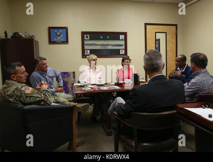 Mitglieder des Canyon Vista Medical Center Executive Leadership Team treffen mit Jeffrey Jennings, Stellvertreter des kommandierenden General und Oberst Whit Wright, Fort Huachuca Garrison Commander, während ihres Besuchs 12.08.4. Stockfoto