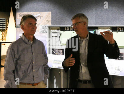 Jeffrey Jennings, Stellvertreter des Kommandierenden Generals (Rechts) bespricht die Geschichte von unbemannten Luftfahrzeugen Systeme mit Canyon Vista's Medical Center CEO, Randy Anderson (Links) bei einem Besuch des Fort Huachuca Historisches Museum Anhang 12.08.4. Stockfoto