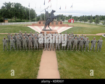 Gruppenfoto der 106 Rettung Wing Bauingenieurwesen Mitglieder der New York Air National Guard im Crow Agency, Montana 16 Juni, 2017 zugeordnet. 32 Mitglieder, die von der New York Air National Guard's 106 Rettung Wing's Bauingenieur Squadron und fünf Mitglieder aus der 106 Force Support Squadron, hier, für die Ausbildung von 4. Juni bis 17. Juni 2017 bereitgestellt, im Crow Agentur, von Montana, in einer Bemühung zu bauen und renovieren Wohnungen für den Militärdienst Veteranen aus dem Native American tribe Crow Nation. (U.S. Air Force Foto von älteren Flieger Vincent Naimo) Stockfoto