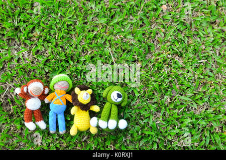 Ausgestopfte Tiere, ​​Of Garn auf dem Rasen. Stockfoto