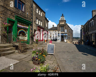 Geschäfte und Tourist Information Centre auf der Main Street in Haworth West Yorkshire England Stockfoto