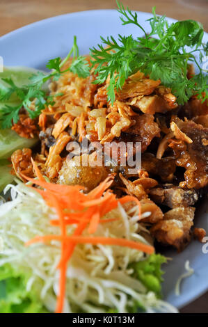 Menü wird eingeführt. Gebratener Fisch mit Knoblauch und Pfeffer. Stockfoto