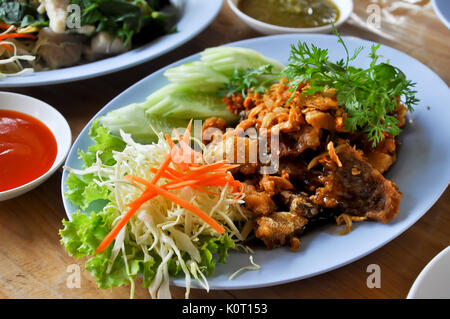 Menü wird eingeführt. Gebratener Fisch mit Knoblauch und Pfeffer. Stockfoto