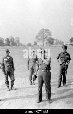 Die amerikanischen und Südvietnamesischen Truppen zusammen auf einer staubigen Straße während des Vietnam Krieges, 1969. Stockfoto