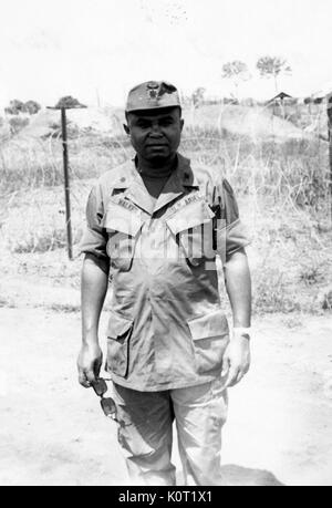 Afrikaner - United States Army Lieutenant AL Walker stand vor der Stacheldraht, Phuoc Vinh Base Camp, mit der 1 Kavallerie Division, während des Vietnam Krieges, 1964. Stockfoto