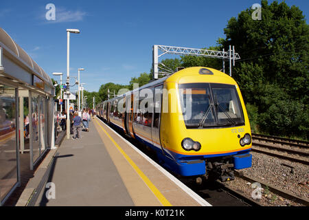 London Overground Zug am Evangelium Eiche Bahnhof Stockfoto