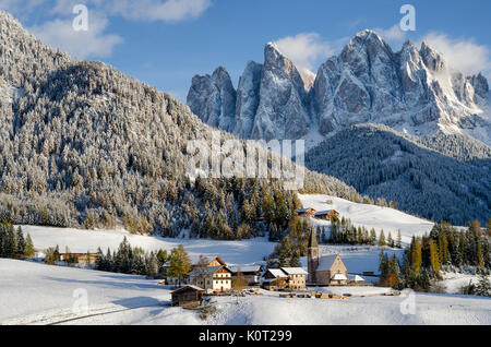 Kirche im Dorf St. Magdalena oder Santa Maddalena in der widerwärtigkeit oder Villnösser Tal mit Dolomiten unter einer Schneedecke im Winter in Italien. Stockfoto