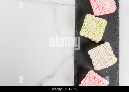 Asiatische, Japanian Essen, traditionelle süße Dessert bunte Keine backen Schnee Haut mooncakes auf weißem Marmortisch. Kopieren Sie Raum, Ansicht von oben Stockfoto