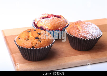 Hausgemachten Blueberry Muffins mit Puderzucker und frischen Beeren. Stockfoto