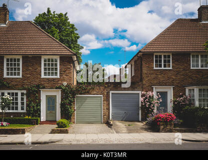 Typische Reihenhäuser im Norden von London (UK). Juli 2017. Querformat. Stockfoto