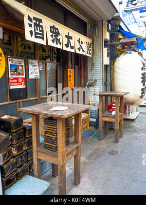 Tokio, Japan, 28. Juni - 2017: Bei Kabukicho Bezirk mit Werbung, in Tokio gelegen Stockfoto