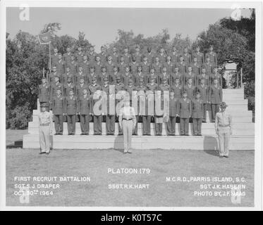 Ein Foto von Platoon 179 im Training mit der 1 Bataillon zu rekrutieren, sie sind neu berechtigtem Personal mit dem United States Marine Corps, sind sie posiert mit zwei Sergeants und eine Staff Sergeant, Parris Island, South Carolina, 30. Oktober 1964. Stockfoto