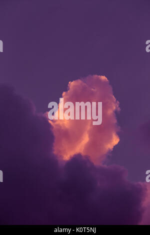 Herrlicher, bunter Wolken am Abendhimmel. Hell, rosa Wolken in den Himmel bei Sonnenuntergang. Schönen Abend skyscape. Abstrakte, Lila Rosa Hintergrund Stockfoto