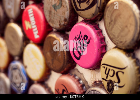 Vintage flaschenverschlüsse an der Wand in einem Shoreditch Pub. London, 2017. Querformat. Stockfoto