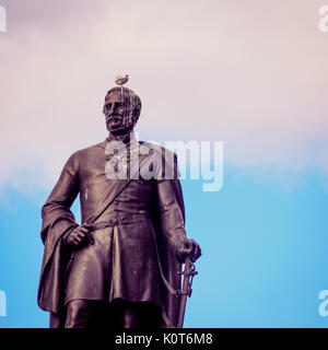 Bronzestatue mit Taube auf den Kopf. Quadratischen Format. Stockfoto