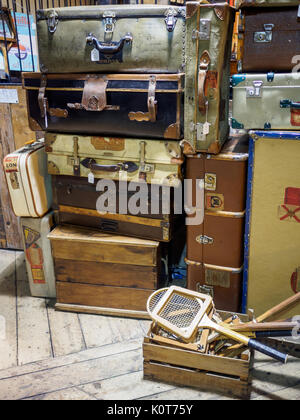 Jahrgang Reihen im Camden Market. London 2016. Hochformat. Stockfoto