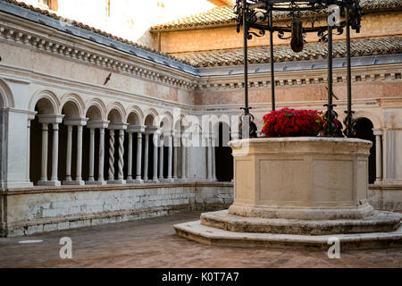 Alten Brunnen mit Blumen in einer Abtei Kloster in Sassovivo (Italien). Querformat. Stockfoto
